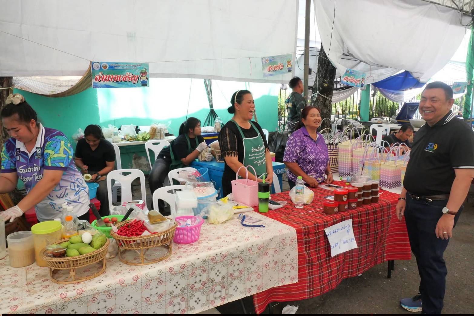 title - เลขาธิการ ส.ป.ก. เยี่ยมทักทายเกษตรกรและซื้อสินค้าในบรรยากาศวันสุดท้ายของการออกร้านขายสินค้า จากเขตปฏิรูปที่ดิน ส่งท้ายงานครบรอบ 51 ปี ส.ป.ก. ณ สำนักงานการปฏิรูปที่ดินเพื่อเกษตรกรรม